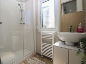 Cottage | Bathroom - Trecco Bay Holiday Park - Magnolia 11 (Porthcawl)