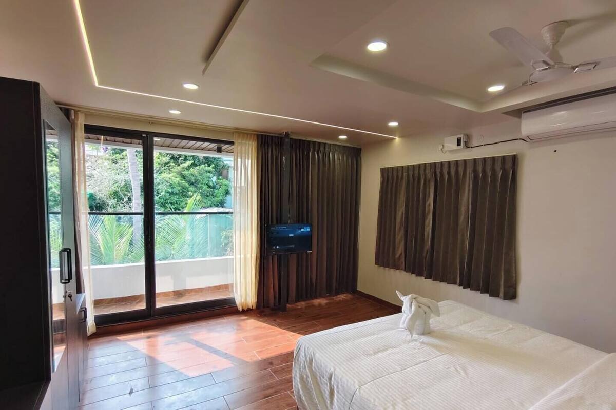 Deluxe Double Room, Garden View | In-room safe, iron/ironing board (on request), WiFi (free)