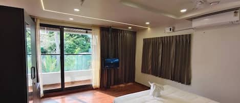 Deluxe Double Room, Garden View | In-room safe, iron/ironing board (on request), WiFi (free)