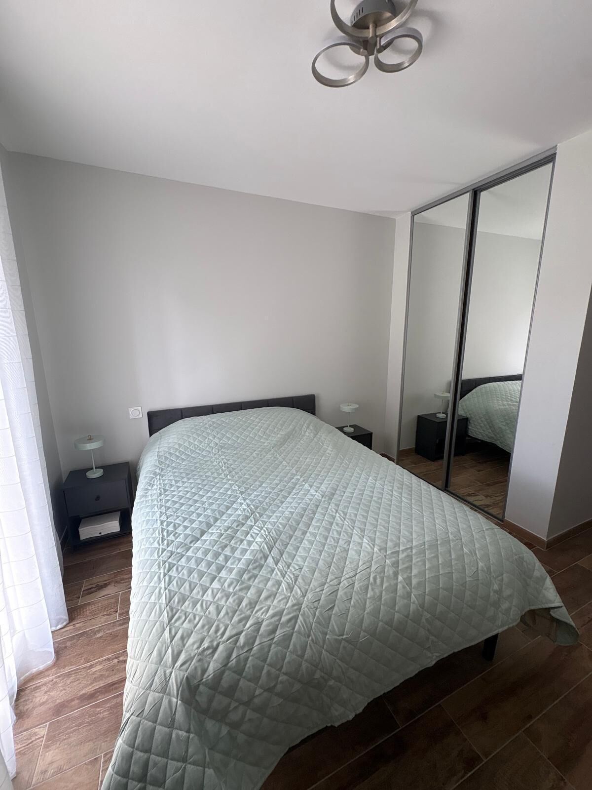 Tabla de planchar con plancha, wifi, ropa de cama