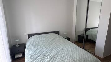 Tabla de planchar con plancha, wifi, ropa de cama