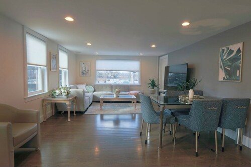 Spacious 3BR Retreat, Sleeps 8, Free Parking, 20 Min to Boston