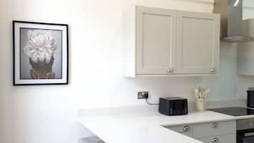 Réfrigérateur, four, plaque de cuisson, bouilloire électrique
