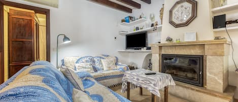 TV, fireplace