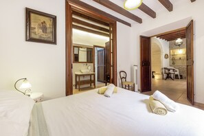 Planxa i posts de planxar, wifi i roba de llit 