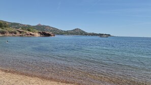 Beach - Studio for 4–5 people, comfortable, air-conditioned, with a view of the Estérel (Saint-Raphaël)