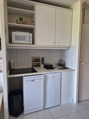 Private kitchen - Studio for 4–5 people, comfortable, air-conditioned, with a view of the Estérel (Saint-Raphaël)