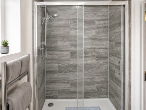 Dusche, Haartrockner, Handtücher, Seife