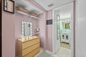 Bidet, toilet paper - Cozy 1-bedroom peaceful tropical oasis (Plantation)