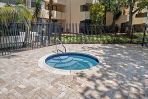 Pool - Cozy 1-bedroom peaceful tropical oasis (Plantation)
