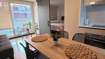 Deluxe Apartment, City View | Dining