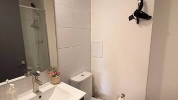 Deluxe Apartment, City View | Bathroom