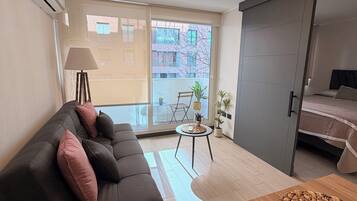 Deluxe Apartment, City View | Living area