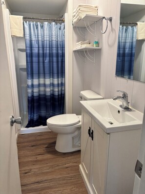 Dusche, Haartrockner, Handtücher, Seife