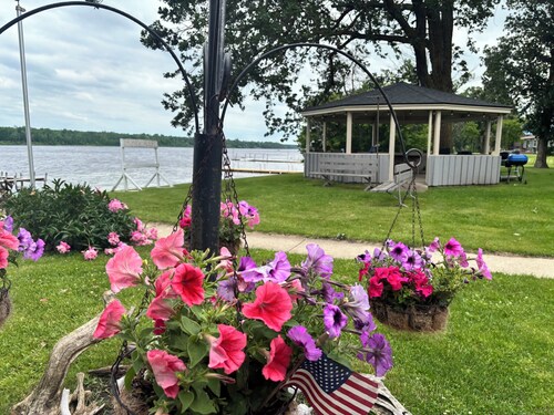 Serene, Waterfront 1-bedroom apartment with AC on the Rainy River. Sleeps 4