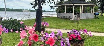 Serene, Waterfront 1-bedroom apartment with AC on the Rainy River. Sleeps 4