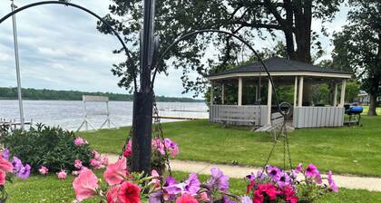 Serene, Waterfront 1-bedroom apartment with AC on the Rainy River. Sleeps 4