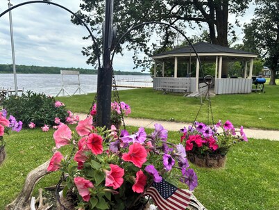 Serene, Waterfront 1-bedroom apartment with AC on the Rainy River. Sleeps 4