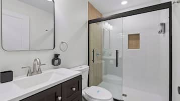 Douche, sèche-cheveux, serviettes fournies, savon