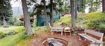Glacier Gateway Lodge | Hot Tub & Firepit