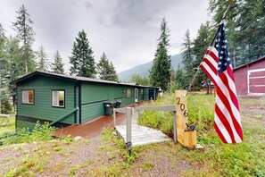 Exterior - Glacier Gateway Lodge | Hot Tub & Firepit (Hungry Horse)