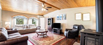 Glacier Gateway Lodge | Hot Tub & Firepit