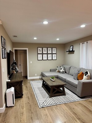 Living area - Cozy 3-bedroom house with AC in charming Garden Grove (Garden Grove)