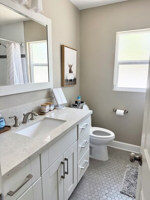 Shower, hair dryer, towels, soap - Cozy 3-bedroom house with AC in charming Garden Grove (Garden Grove)
