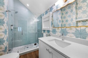 Douche, sèche-cheveux, serviettes fournies, savon