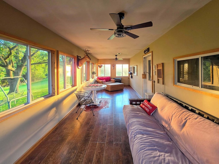 Yopp's Hideaway, Farm Stay Near Lake Icaria On 26 Acres, W/pond & Animal Visits. - Lake Icaria, IA