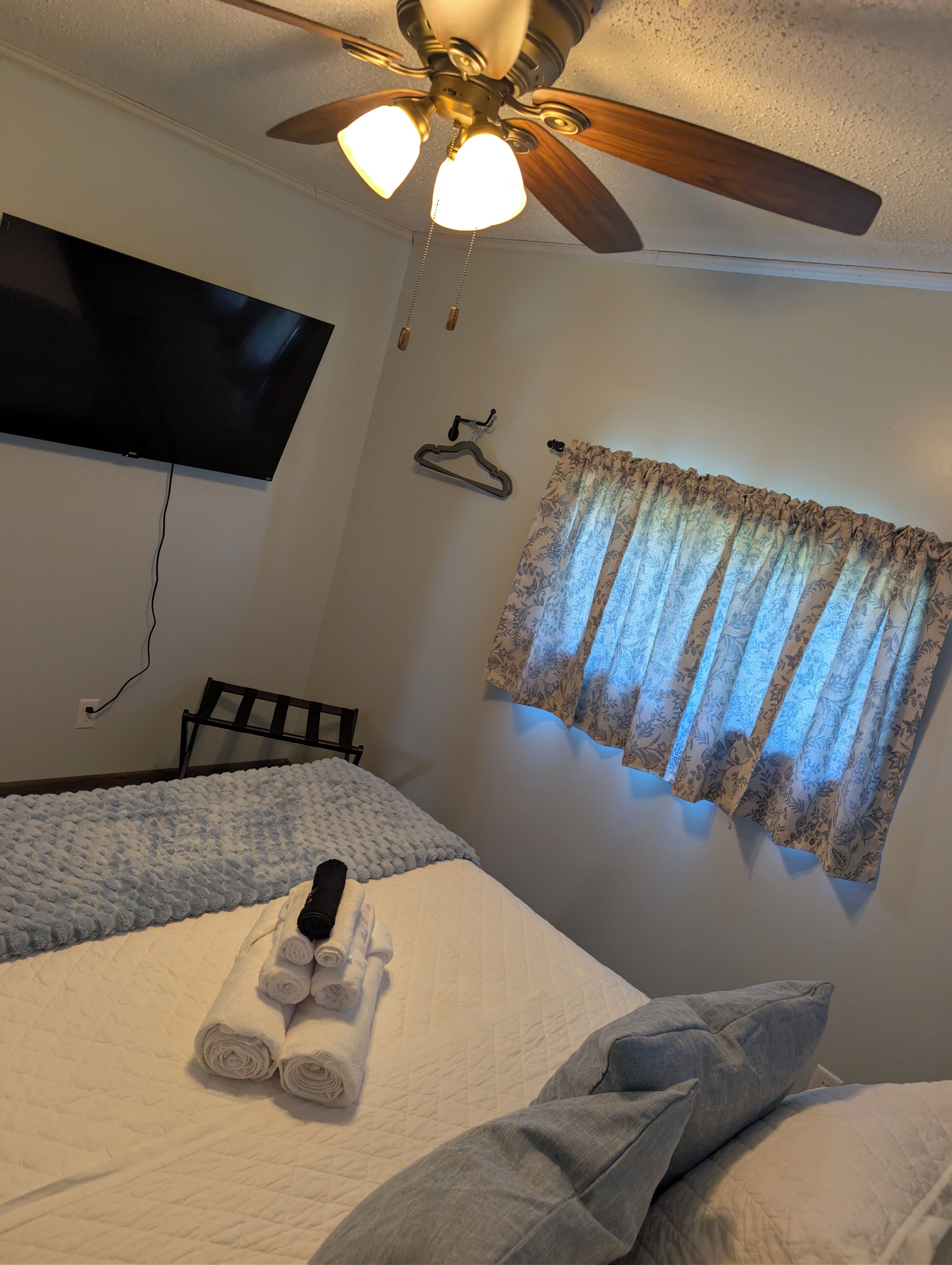 3 bedrooms, iron/ironing board, WiFi, bed sheets