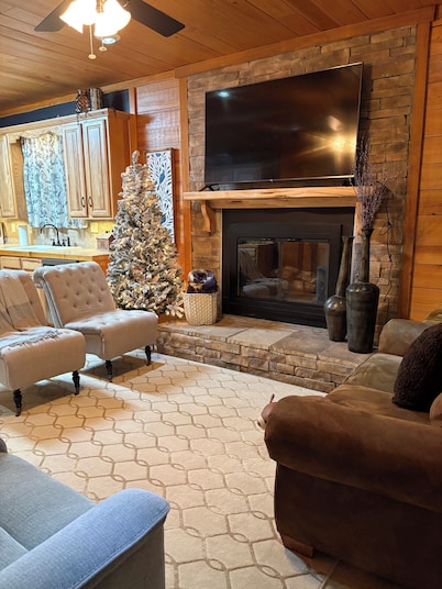 LAKEVIEW!! KING BEDS!! Cove creek area within minutes to boat launch or swim!