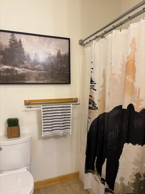 Shower, hair dryer, towels, soap - LAKEVIEW!! KING BEDS!! Cove creek area within minutes to boat launch or swim! (Quitman)