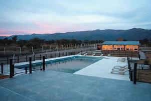 Una piscina al aire libre de temporada