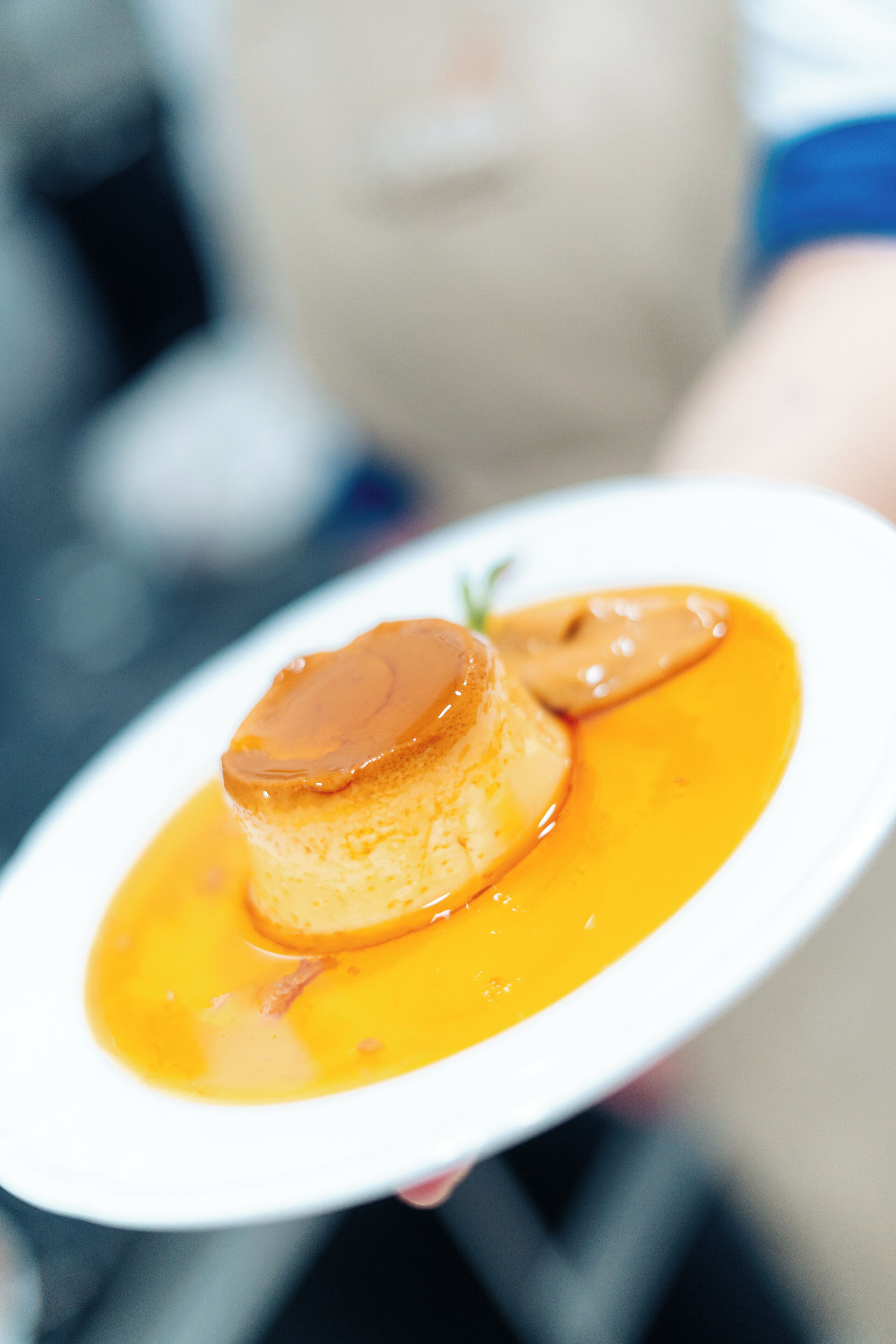 Dessert auf einem weißen Teller mit Karamellsauce.