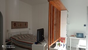 Iron/ironing board, WiFi, bed sheets - 38-square-meter apartment with a private entrance off a bike path, located in the historic center, 190 meters from the sea (Riva Ligure)