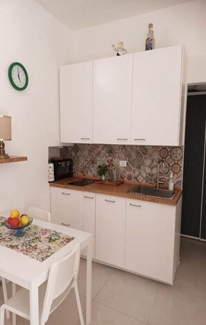 Private kitchen - 38-square-meter apartment with a private entrance off a bike path, located in the historic center, 190 meters from the sea (Riva Ligure)