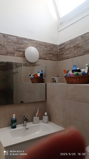 Shower, hair dryer, bidet, towels - 38-square-meter apartment with a private entrance off a bike path, located in the historic center, 190 meters from the sea (Riva Ligure)