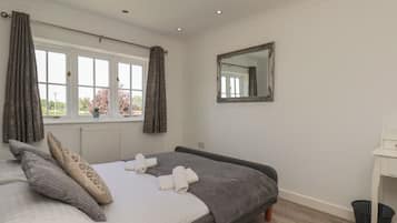 3 bedrooms, WiFi (free), individually decorated, individually furnished