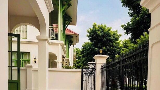 Biệt thự Cao cấp, nhiều phòng ngủ, quang cảnh thành phố | Chi tiết ngoại thất