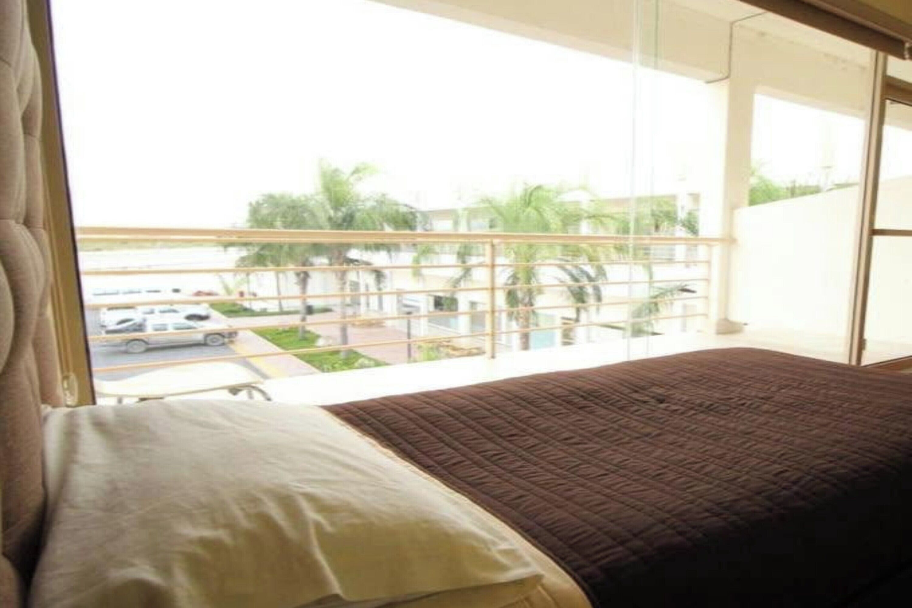 Minibar, escritorio, wifi gratis y ropa de cama 