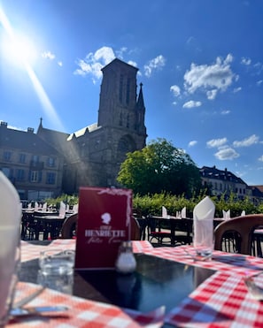 Outdoor dining - Hôtel Chez Henriette (Phalsbourg)
