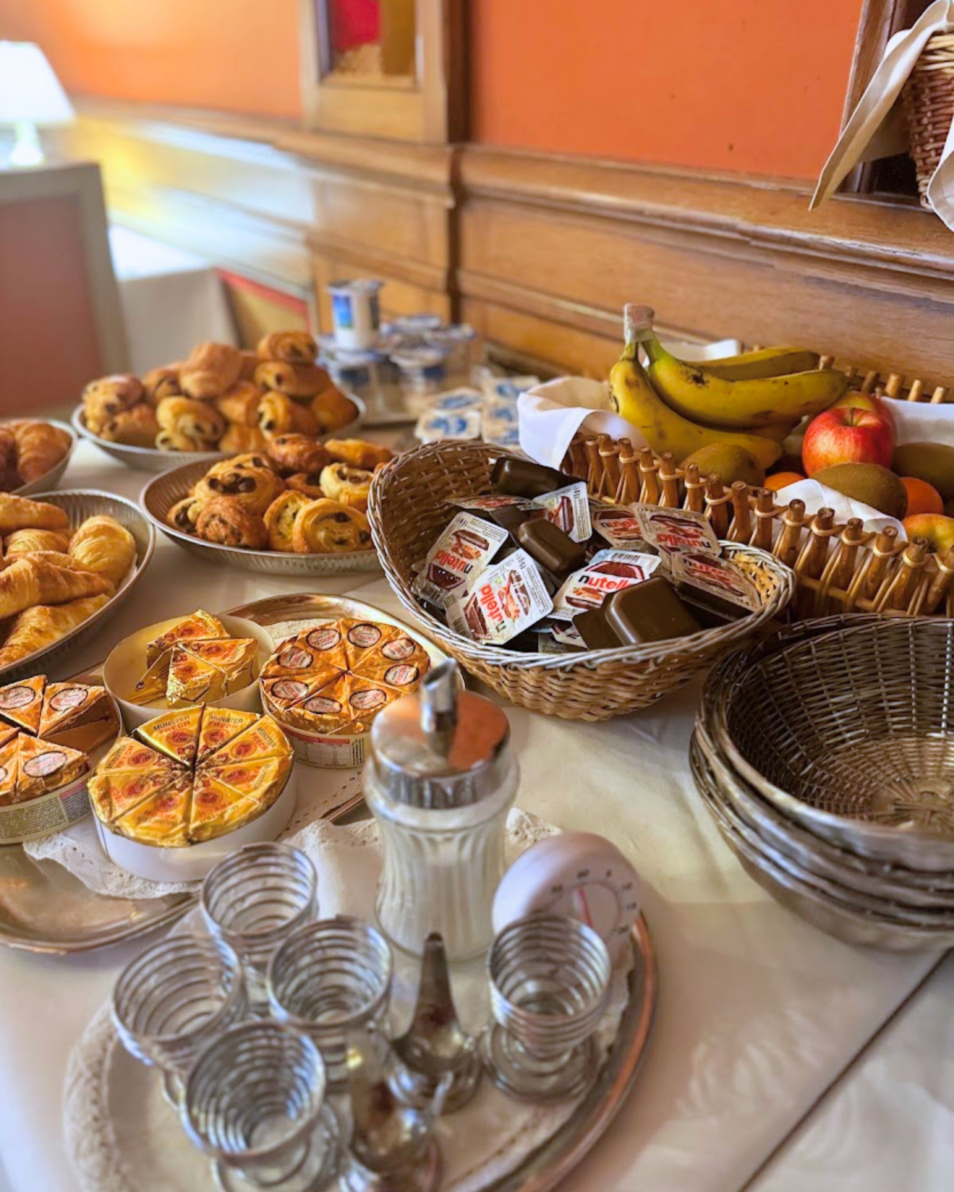 Ein reichhaltiges Buffet mit verschiedenen Backwaren, Früchten und Beilagen.