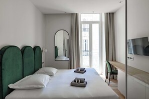 Escritorio, tabla de planchar con plancha, wifi gratis y ropa de cama 