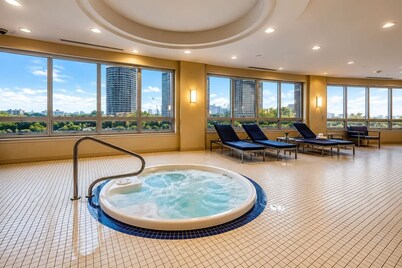 1BR + Den Condo | Parking | Pool, Gym & Hot Tub