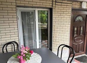 Outdoor dining - Adorable 1-bedroom apartment in amazing Kutaisi neighborhood (Kutaisi)