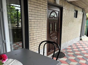 Outdoor dining - Adorable 1-bedroom apartment in amazing Kutaisi neighborhood (Kutaisi)