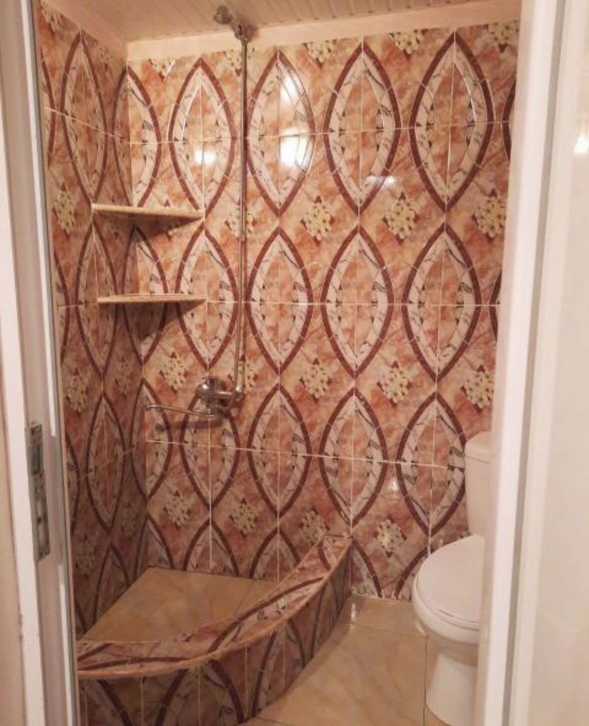 Een haardroger, handdoeken, zeep, toiletpapier