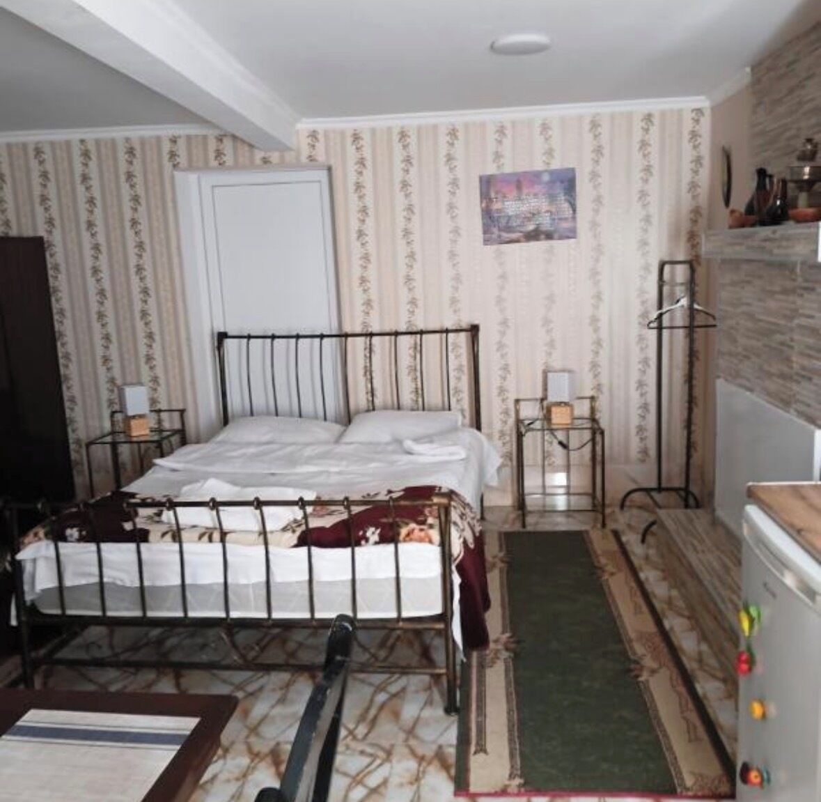 Iron/ironing board, WiFi, bed sheets