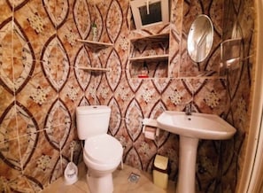 Hair dryer, towels, soap, toilet paper - Adorable 1-bedroom apartment in amazing Kutaisi neighborhood (Kutaisi)